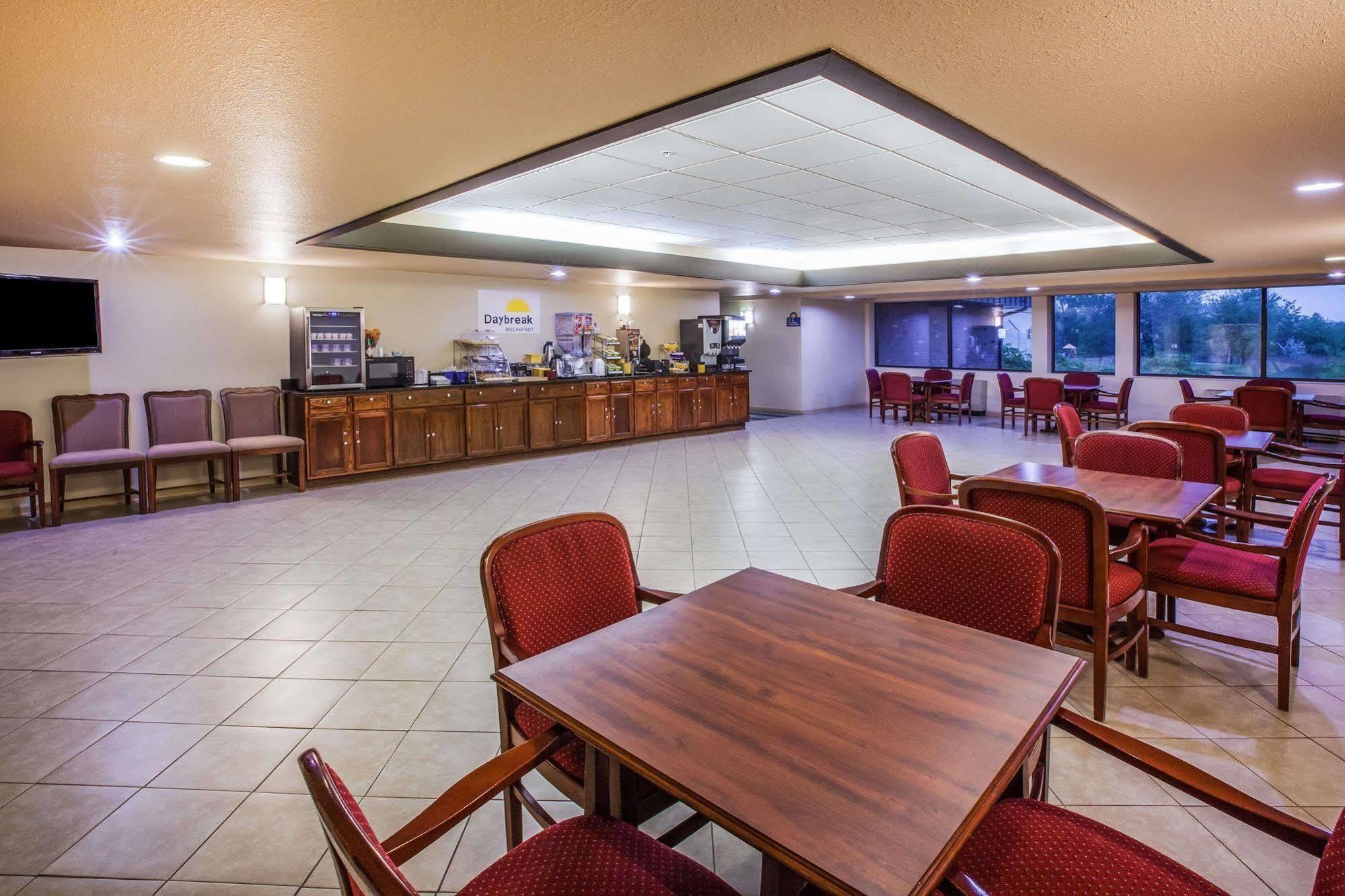 Days Inn By Wyndham Мидленд Экстерьер фото